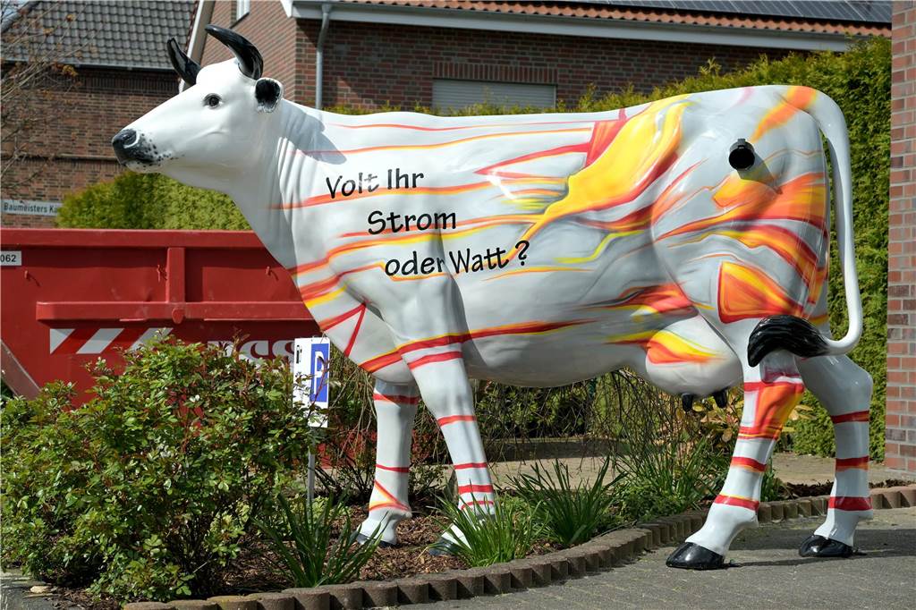 Fast 50 Kühe haben ihren Platz in der Gemeinde für die neue Freiluft-Ausstellung gefunden.