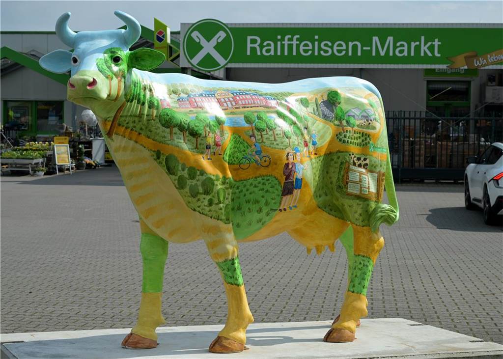 Fast 50 Kühe haben ihren Platz in der Gemeinde für die neue Freiluft-Ausstellung gefunden.