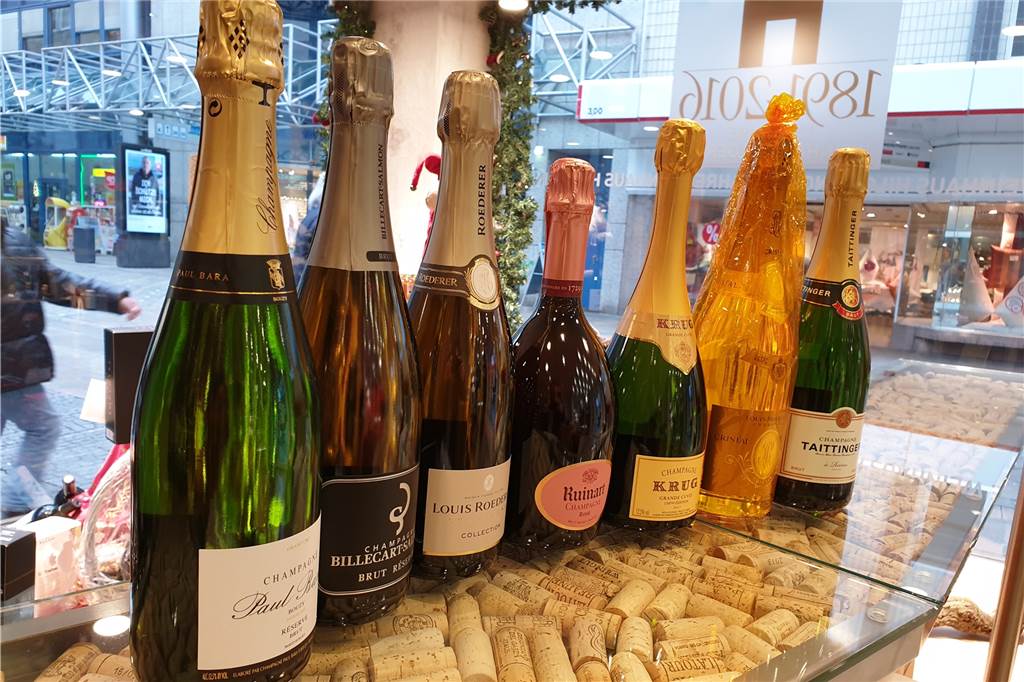 Einzelhändler bestätigen Champagner-Engpässe – aber nur bei Marken Champagnerflaschen