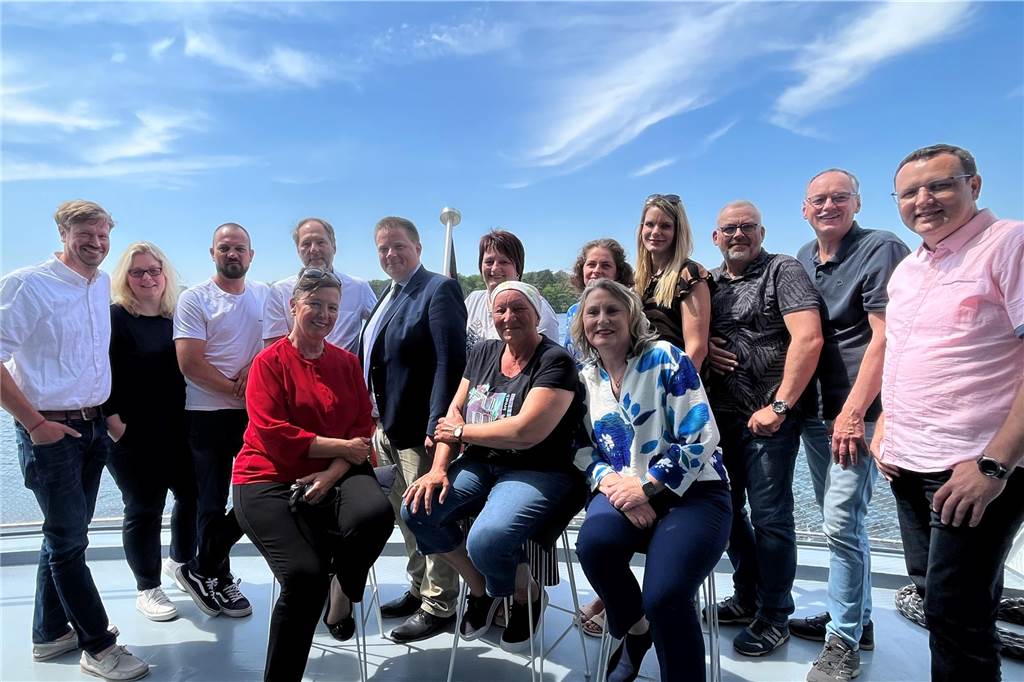 Standesbeamte beäugen neuen Arbeitsplatz auf der Möwe Standesbeamte an Deck der Möwe