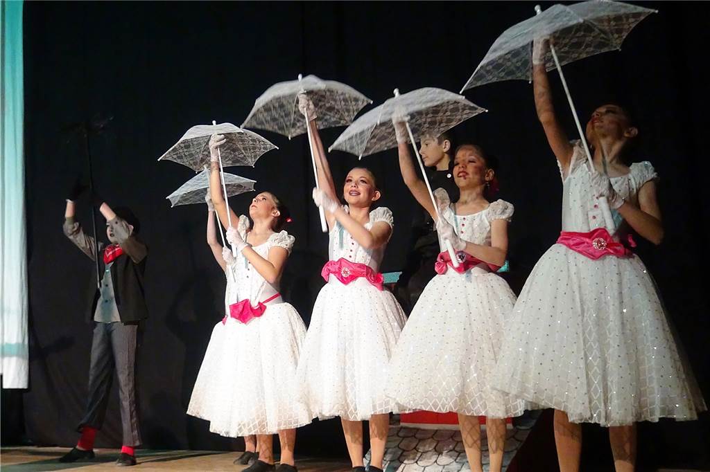 Drei ausverkaufte Vorstellungen - Woran es der „Fun Generation“ jetzt noch fehlt Fast alle Kinder und Jugendlichen von "Fun Generation“ hatten in der großen Weihnachtsshow 2019 im Möbelhaus der Familie Pass ihren eigenen großen Auftritt.
