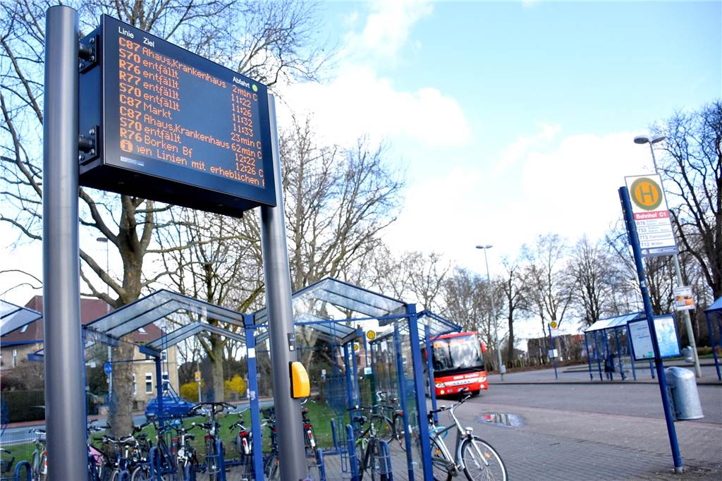 Blick auf den Ahauser Busbahnhof und das elektronische Display: Am Streiktag sind fünf von neun Verbindungen ausgefallen.