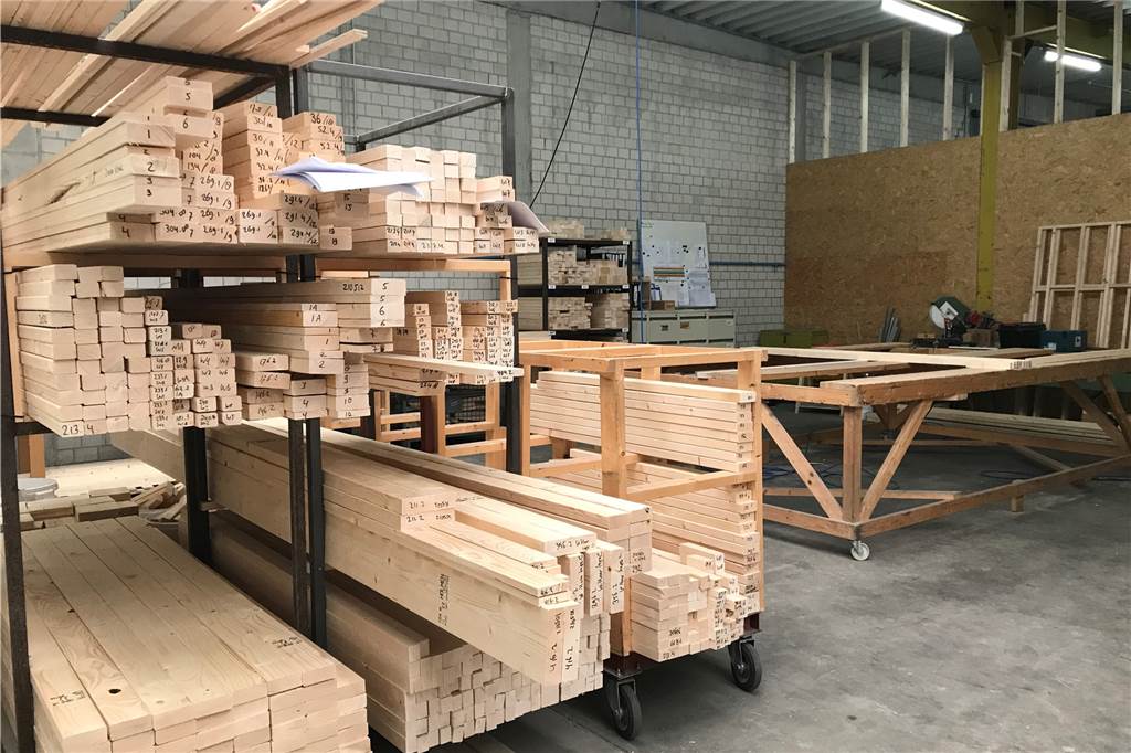 Mit Video: Mobilhäuser aus Ammeloe – „Auftragsbücher sind voll“ Fast alles an einem Mobilhaus besteht aus Holz.