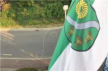 Fast das gesamte Dorf Deuten hisste am Samstagabend seine Fahnen.