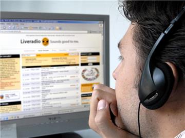 Fast die Hälfte der 16- bis 24-Jährigen nutzt Radio- und TV-Angebote im Netz. (Bild: Schierenbeck/dpa/tmn)