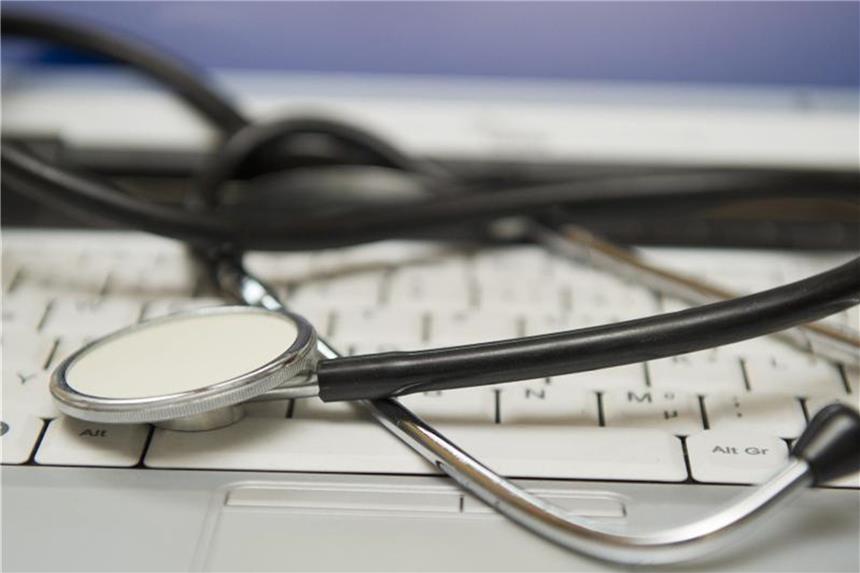 Studie: Viele Menschen fragen Dr. Internet Fast die Hälfte der Menschen, die nach Gesundheitsinformationen suchen, tut dies laut einer eine Umfrage im Netz. Foto: Patrick Pleul/dpa