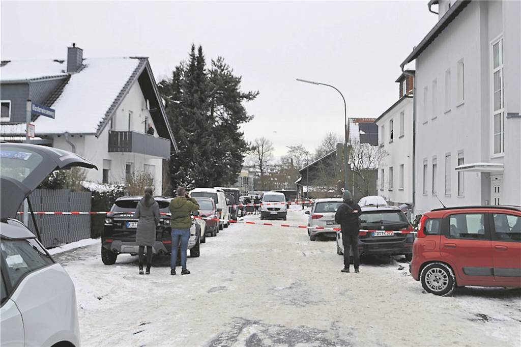 Fast einen ganzen Tag lang hatten Beamte des Polizeipräsidiums Osthessen und des Landeskriminalamts (LKA) das Fahrzeug und die Umgebung untersucht.