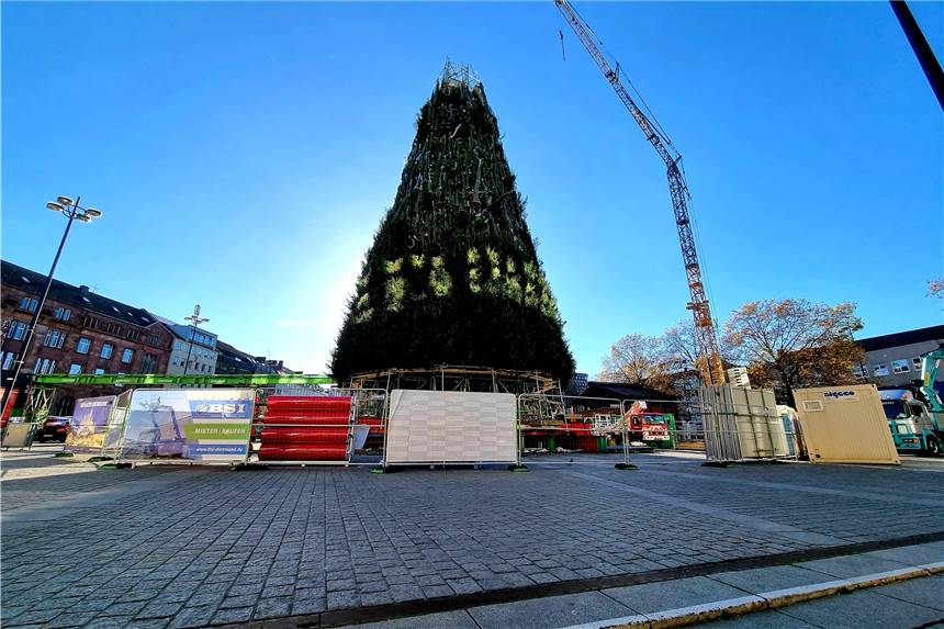 Wann ist Dortmunds Weihnachtsbaum fertig? Termin steht fest Fast fertig: der Aufbau des Weihnachtsbaums auf dem Hansaplatz.