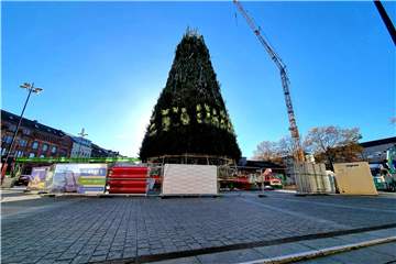 Fast fertig: der Aufbau des Weihnachtsbaums auf dem Hansaplatz.
