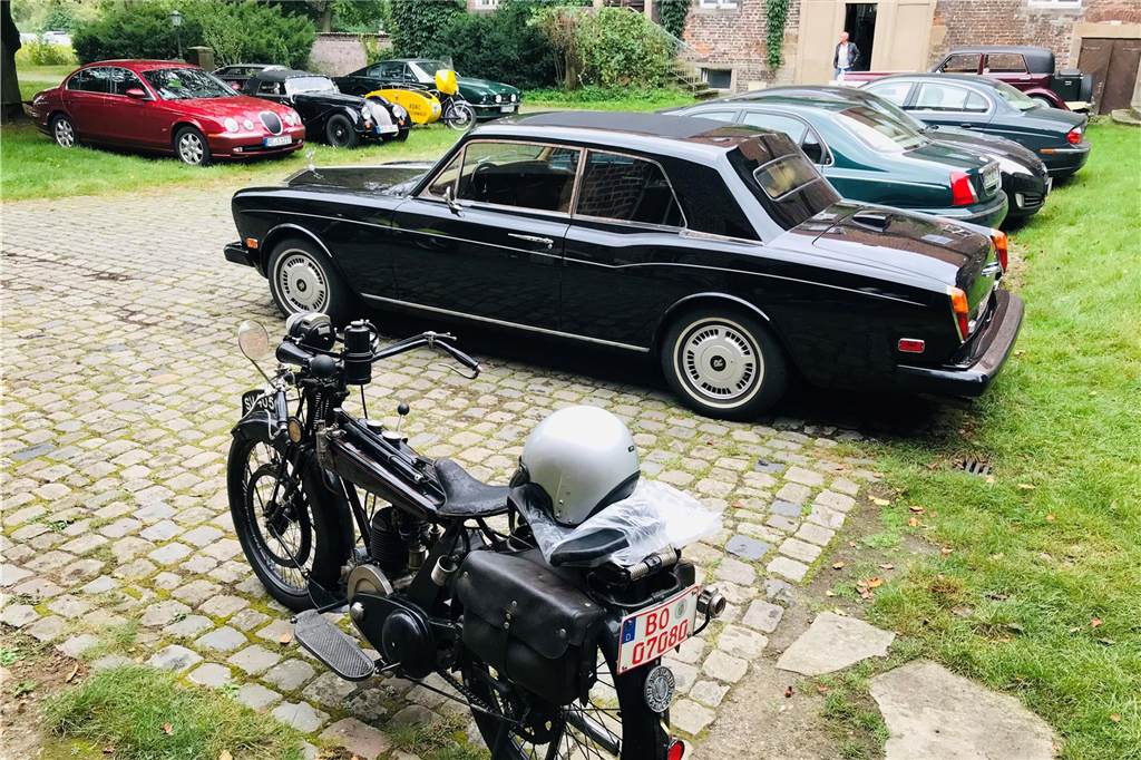 James Bonds Aston Martin und ein uraltes Motorrad im Schloss Bladenhorst Altes Raleigh-Motorrad