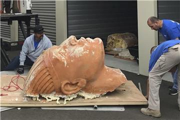 Fast hundert Jahre nach den Dreharbeiten des Stummfilms „Die zehn Gebote“ haben Archäologen den monumentalen Kopf einer „Sphinx“ ausgegraben, die zu den damaligen Kulissen gehörte. Foto: Guadalupe-Nipomo Dunes Center
