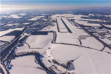 Fast idyllisch wirkt der Flughafen in Dortmund, solange keine Starts und Landungen die Stille stören. Die Zeitfenster mit relativer Ruhe sind derzeit größer als gewohnt im Westen Unnas, weil die Flugbewegungen abgenommen haben.