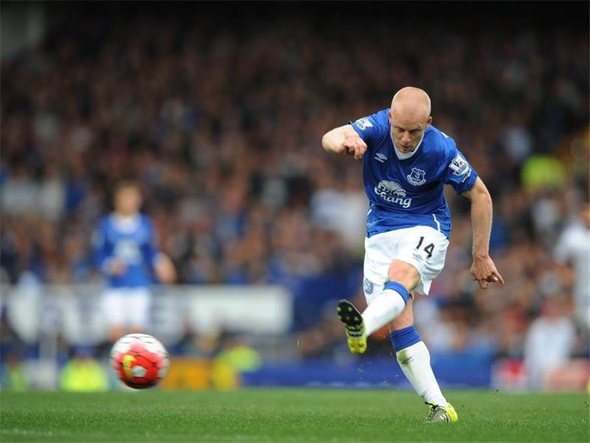 Schweinsteigers United siegt - Özil führt Arsenal zum Sieg Fast im Alleingang sorgte Evertons Steven Naismith für den 3:1-Sieg gegen den FC Chelsea. Foto: Peter Powell