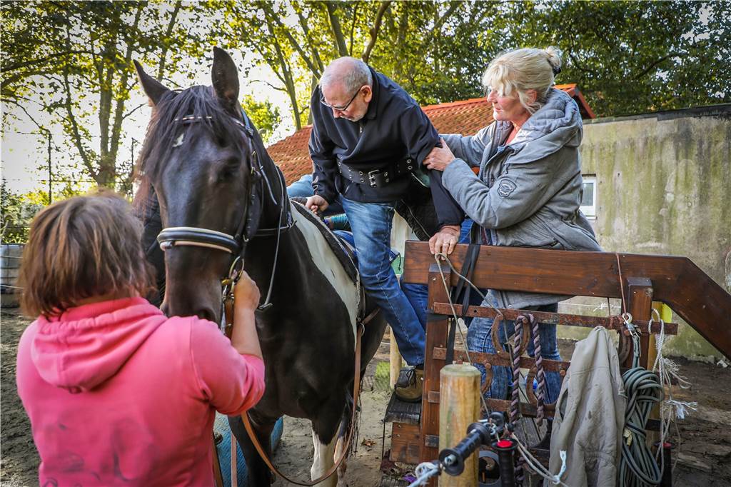 Diagnose Multiple Sklerose – auf dem Rücken eines Pferdes blüht schwerkranker Patient auf Fast ohne Hilfe schafft es Dieter Hanke auf den Rücken von Mondbär.