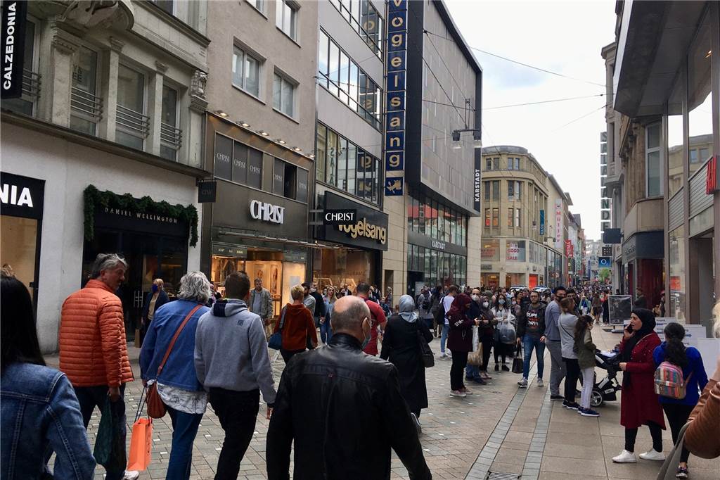Corona-Protestler blieben in gut besuchter City weitgehend unter sich Fast schon normaler Einkaufsverkehr herrschte am Samstag auf dem Westenhellweg. Vor vielen Geschäften bildeten sich lange Warteschlangen.