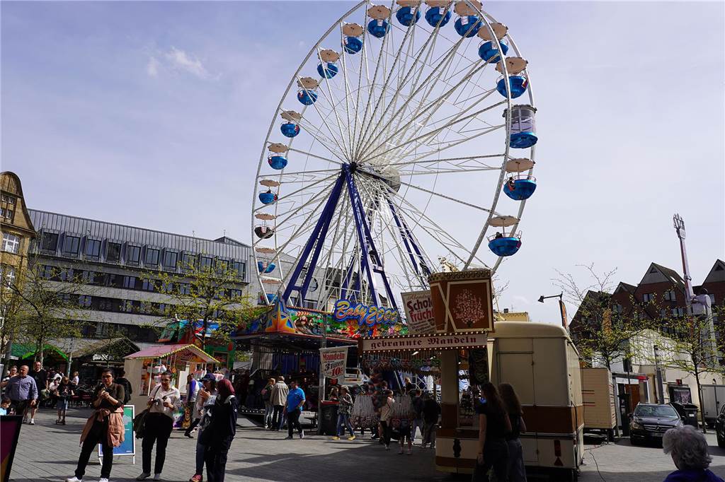 Fünf Tage Kirmes mit Musik, Feuerwerk und Familienaktionen Fast schon sommerliches Wetter am Kirmessamstag in der Castroper Altstadt 2024.