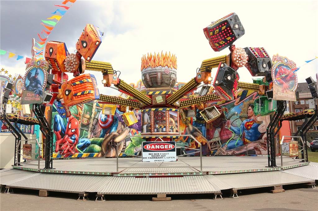 Achterbahn, Riesenrad und Co: Diese Fahrgeschäfte kommen nach Vreden Fast senkrecht stehen die Gondeln im "Heroes".