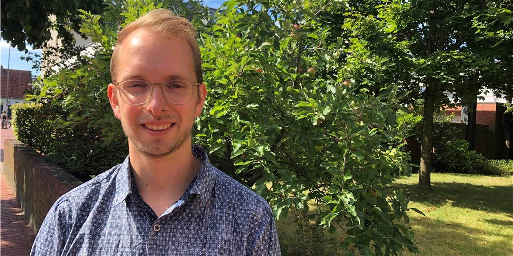 Für Legdens Klimaschutzmanager Frederik Beer brennt es schon jetzt Fast symbolhaft: Wie die Äpfel am Baum im Hintergrund muss auch Legdens Klimaschutzkonzept unter der Regie von Klimaschutzmanager Frederik Beer noch weiter reifen.