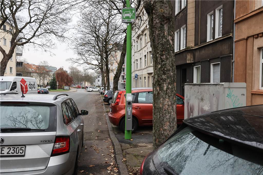 Bürger sauer: Ladelaternen fallen aus - oder Parkplätze sind besetzt Fast überall das gleiche Bild: Die Ladepunkte an den Laternen sind zugeparkt.