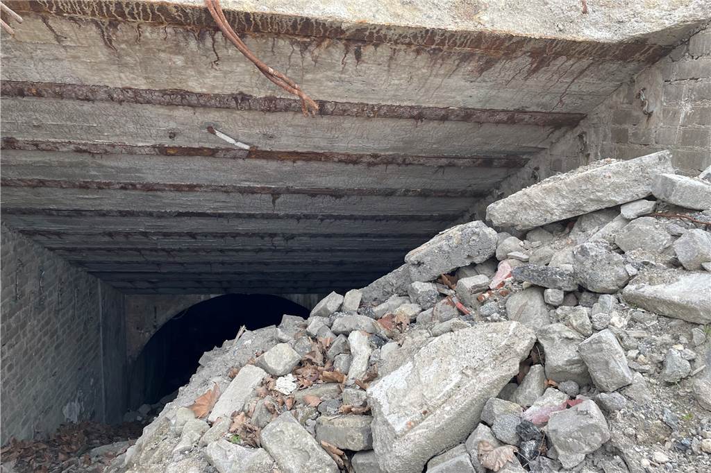 Im Luftschutzbunker: Castrop-Rauxeler Benjamin Sowade besucht „verlorene Orte“ Fast verschüttet ist der steile Abgang in den Luftschutzbunker auf dem ehemaligen Werksgelände.