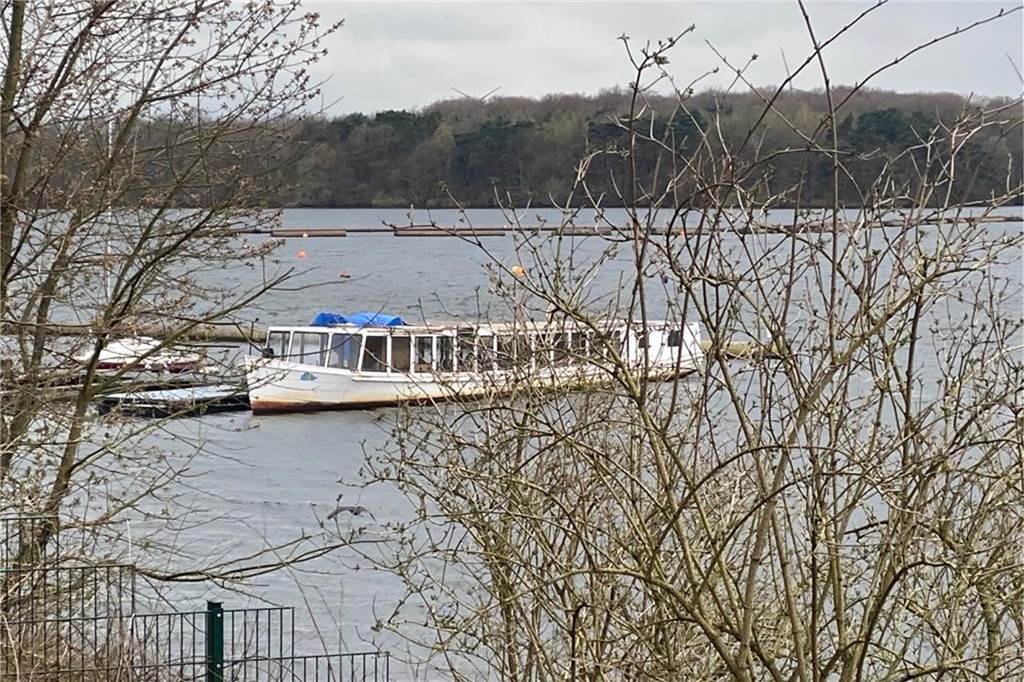 Halterns Fahrgastschiff Möwe ist unbemerkt auf und davon Fast versteckt hinter Büschen liegt das alte Fahrgastschiff noch im Stausee.