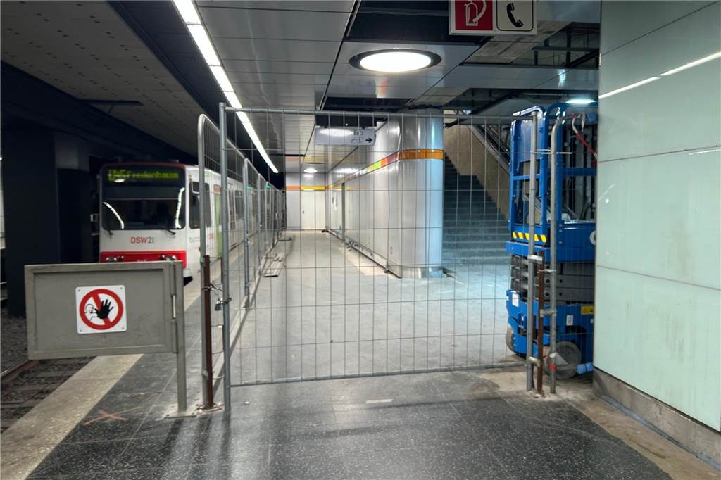 Fast vollendet ist hinter dem Bauzaun der neue Nordzugang der Stadtbahn-Station Hauptbahnhof.
