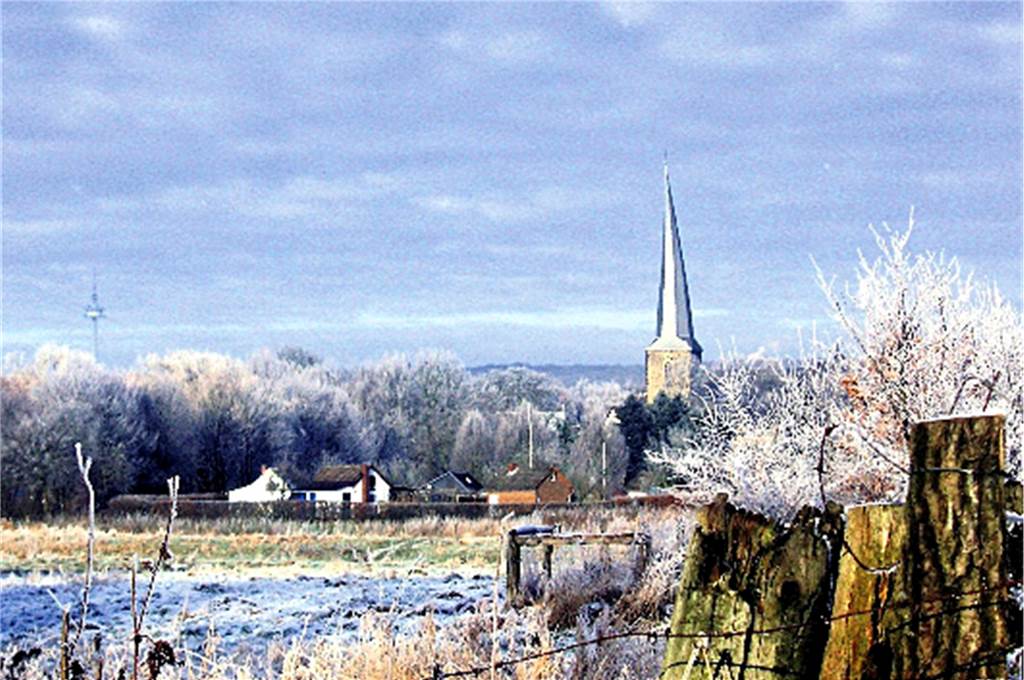 Fast wie ein Gemälde wirkt das Foto der schneebedeckten Ruhrwiesen vor der Kulisse der Viktorkirche im Eiswinter 2009.