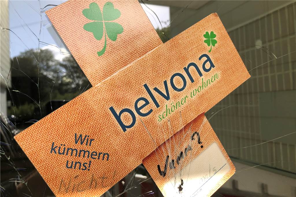 Heizung funktioniert nicht: Mieter zeigen Eigentümer wegen Körperverletzung an Fast wie Hohn wirkt dieser Aufkleber an der Haustür des Hauses Herwingweg 4: "Belvona, schöner Wohnen - wir kümmern uns." Jemand hat "Nicht!“ und unten Niemals" handschriftlich daruntergeschrieben