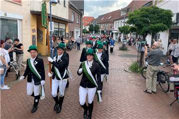 Fast wie in alten Zeiten: der Umzug der Schermbecker Kilianer durch die Dorfmitte.