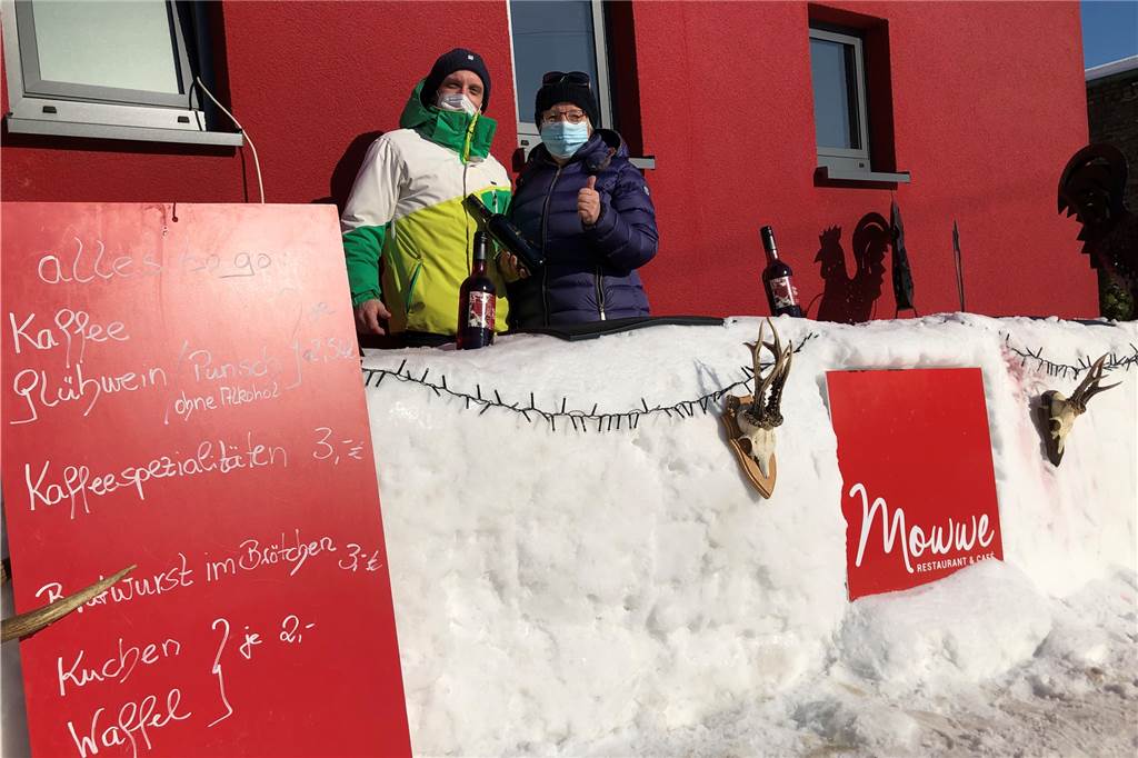 Glühwein zum Mitnehmen: Im Dortmunder Nordosten gibt‘s eine Bar aus Eis Fast wie in einem Skigebiet kann man sich derzeit an der Eisbar bei Mowwe in Lanstrop fühlen