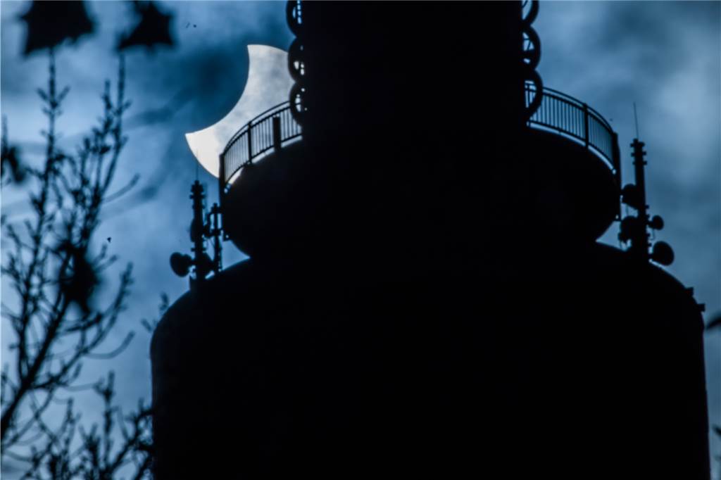Der Florianturm im Westfalenpark während der partiellen Sonnenfinsternis am Dienstag (25.10.)