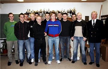Fast zwölf Jahre ist es her: Harald Rose begrüßt den damals 23-jährigen Hannes Wolf im Kreise der Spieler als neuen Trainer der SG Eintracht Ergste.