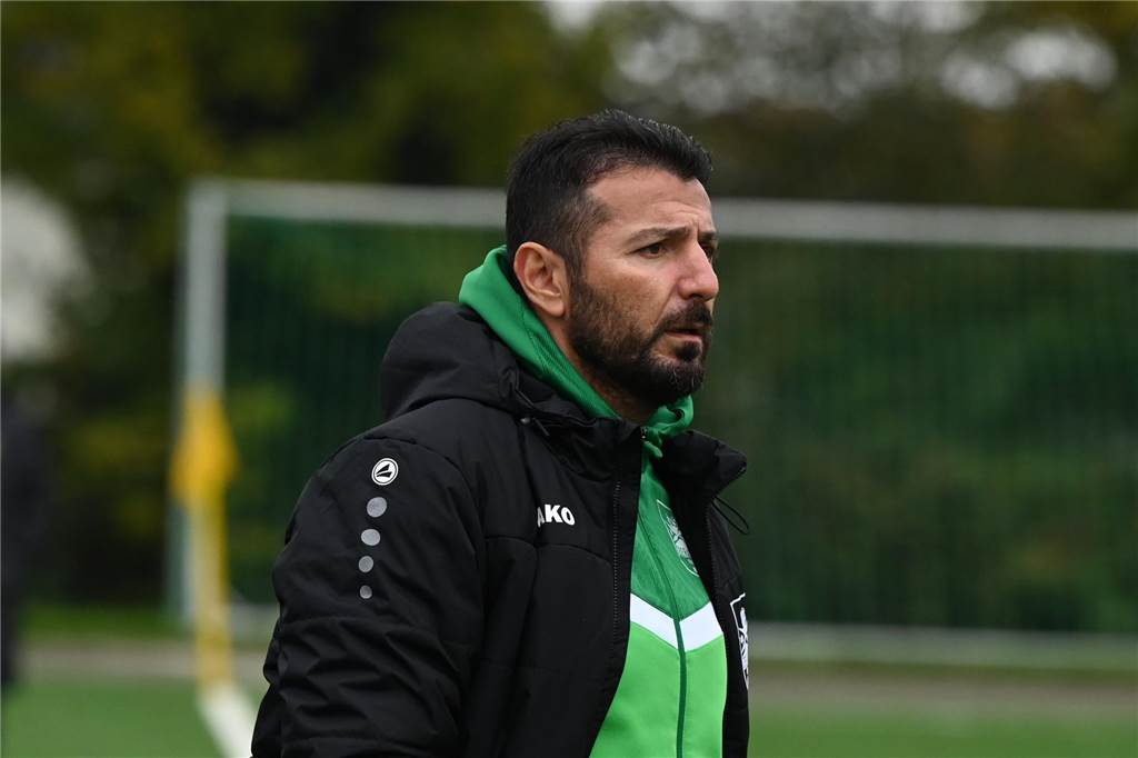 BV Brambauer gegen SuS Oberaden wird zur Trilogie Fatih Bas am Seitenrand.