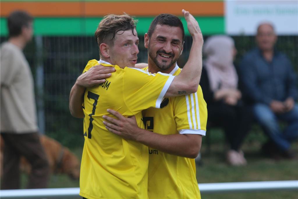 Vinnumer Stürmer: „Bin schon torgeil, gebe aber auch unnormal gerne Assists“ Fatih Cengiz (r.) will auch in der kommenden Saison jubeln.