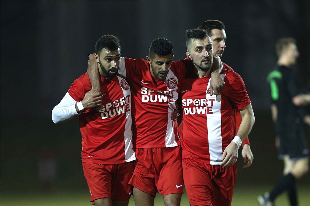 Ein Trainer und sein Kapitän wollen nach Lockdown einen neuen Spielplan Fatih Kantarci (vorne rechts) ist in der laufenden Saison Kapitän beim SC Arminia Ickern.