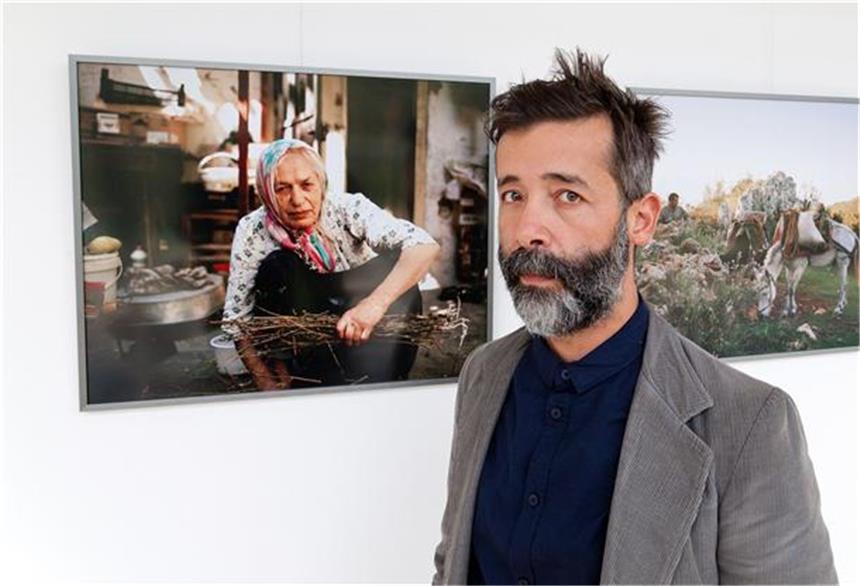 Fotoausstellung sorgt für Protestbriefe Fatih Kurceren vor einem der beeindruckenden Fotos aus dem armenischen Dorf in Aserbaidschan. Der Staat streitet schon lange mit Armenien um das Gebiet Bergkarabach.