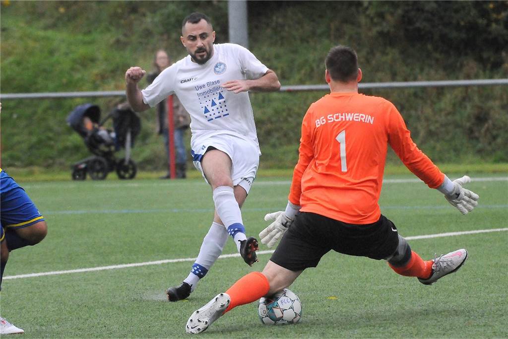 Wie Pantovic: Castrop-Rauxeler Spieler trifft aus 50 Metern - und nicht zum ersten Mal Fatih Yetimoglu vom FC Castrop-Rauxel im Spiel gegen die Spvg Schwerin.