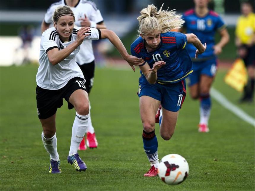 Algarve-Cup: DFB-Frauen starten mit 2:4 gegen Schweden Fatime Alushi (l) und die Schweding Sofia Jakobsson jagen zum Ball. Foto: Jose Sena Goulao