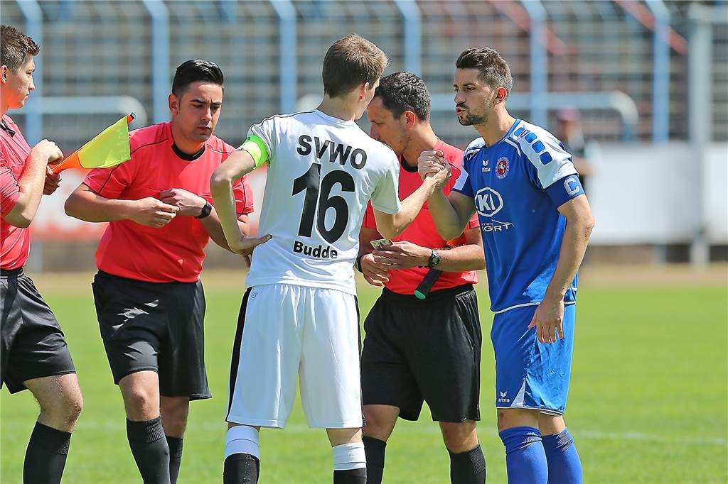Der VfB Habinghorst bekommt einen Regionalliga-Spieler Fatlum Zaskoku (r) war 2017 der Kapitän von Westfalia Herne - und gewann mit seinem Team das Kreispokal-Endspiel in Herne gegen Wacker Obercastrop (mit Kapitän Moritz Budde) mit 7:6 nach Elfmeterschießen.