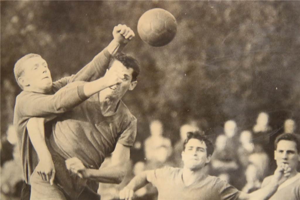 Der erste deutsche NFL-Star: Die Geschichte von Horst Mühlmann Faustabwehr! Torwart-Handschuhe gab es damals übrigens noch nicht.