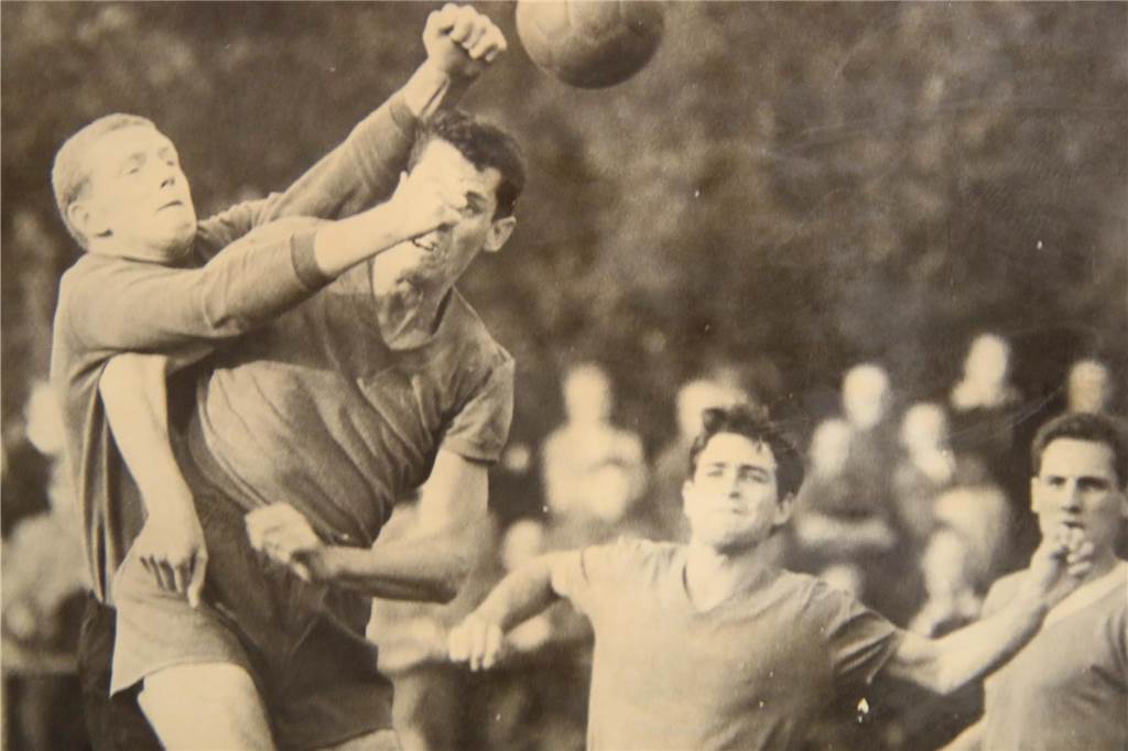 Der erste deutsche NFL-Star kam aus Selm: Die Geschichte von Horst Mühlmann Horst Mühlmann wehrt einen Ball ab.