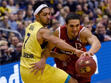 Favorit gegen Außenseiter: Bayerns Nick Johnson (r) und ALBAS Peyton Siva kämpfen um den Ball. Foto: Rainer Jensen