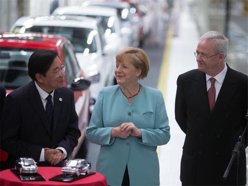 Chef von chinesischem Volkswagen-Partner festgenommen FAW-Vorsitzender Xu Jianyi (L)neben Kanzler Angela Merkel und VW-Chef Martin Winterkorn bei einem Rundgang durch die FAW-VW Fabrik in Chengdu. Foto: Kay Nietfeld/Archivbild