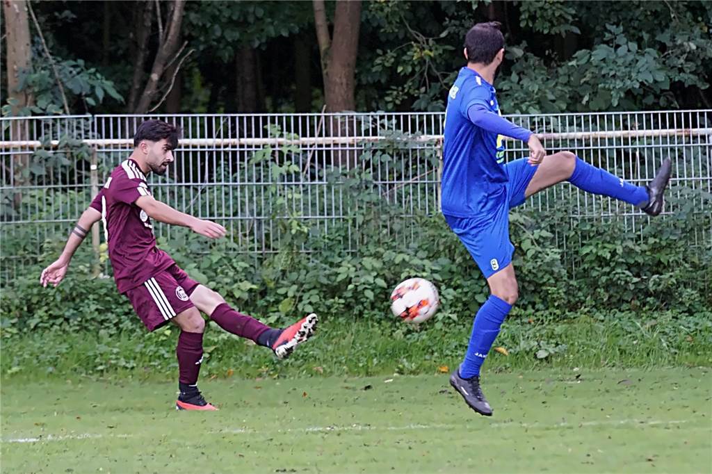 KSC nun erster Bork-Verfolger, aber drei Verletzte: BRB patzt erneut Fawaz Salah Hasan (BRB in Weinrot) kann den Ball totz des langen Beins von Sitki Üstün (KSC) in den Gästestrafraum bringen.