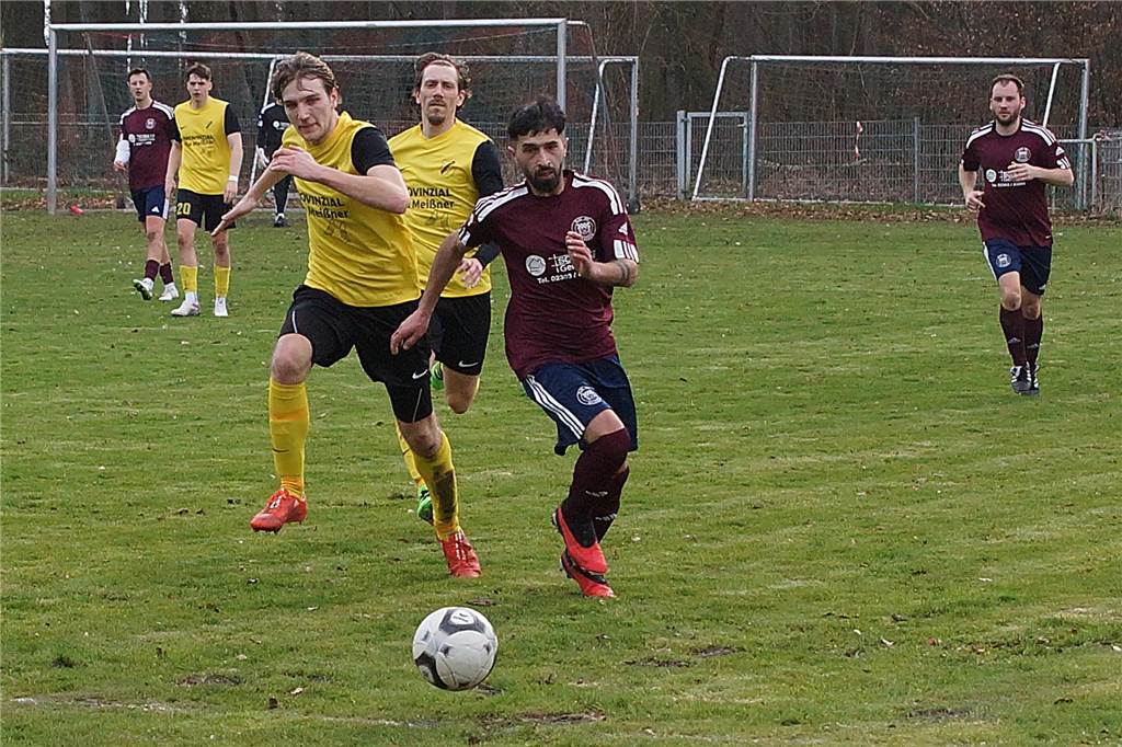 Fawez Salah Hasan (BRB in Weinrot) gewinnt das Laufduell gegen Jan Pestke (SVL).
