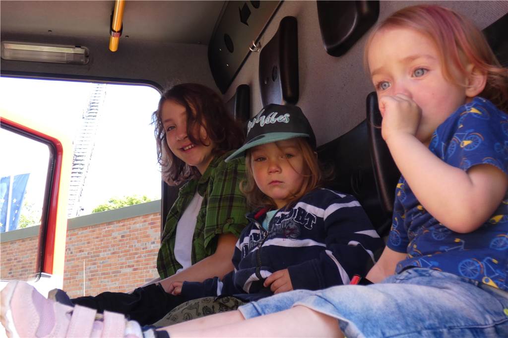 Video und viele Fotos: „Tag der offenen Tore“ am Gerätehaus Ammeloe war Publikumsmagnet Fayola, Kjell und Junipa aus Wennewick nahmen begeistert in einem Feuerwehrwagen Platz beim Tag der Offenen Tore der Feuerwehr Ammeloe.