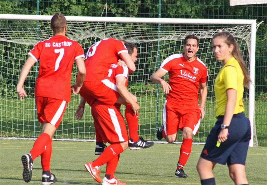 SG Castrop setzt sich ab – die Partien in der Übersicht FB Turnier bei Wacker Obercastrop, 11.07.2015: Endspiel SG Castrop - Fortuna Herne. Jubel der SG nach dem 2:1, das Marc Olschewski vom Anstoßkreis aus erzielt hatte.