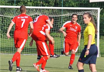 FB Turnier bei Wacker Obercastrop, 11.07.2015: Endspiel SG Castrop - Fortuna Herne. Jubel der SG nach dem 2:1, das Marc Olschewski vom Anstoßkreis aus erzielt hatte.