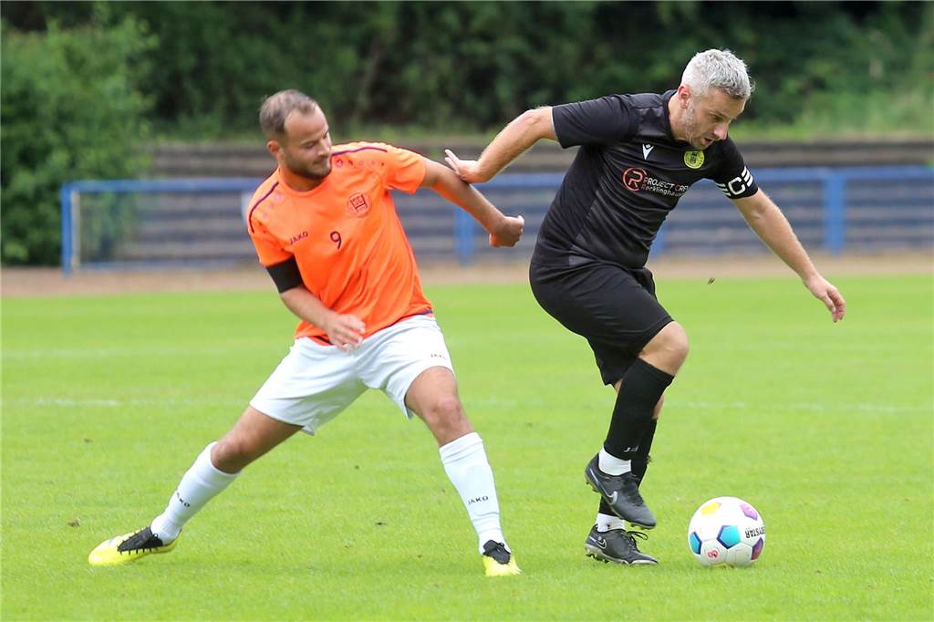 Kapitänsregel: Zwischen Akzeptanz und Kritik: Stimmen aus dem Fußballkreis Recklinghausen Jovica Cirkovic am Ball