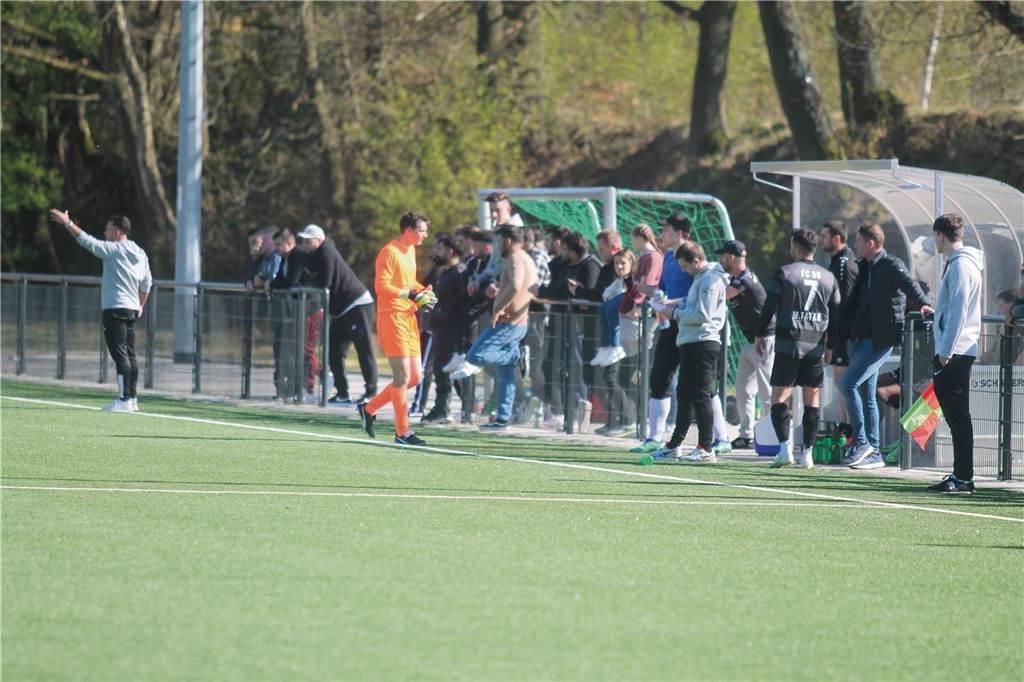 90 Sekunden statt 90 Minuten - nur in Estland wird schneller ausgewechselt als in Recklinghausen FC 96-Keeper Michael Strzys musste schon vor der Pause das Feld verlassen. Das hatte für einen seiner Mitspieler ungeahnte Folgen.